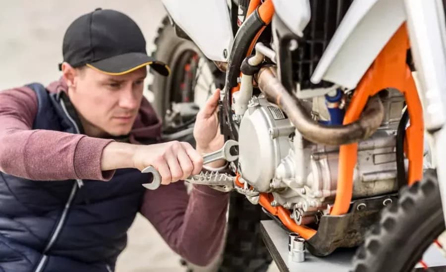Przegląd motoroweru: co sprawdzają i jak uniknąć problemów?