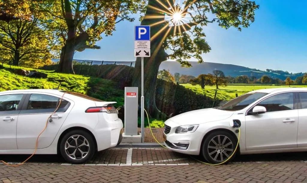 Czy warto kupić samochód elektryczny? Odkryj ukryte koszty i korzyści