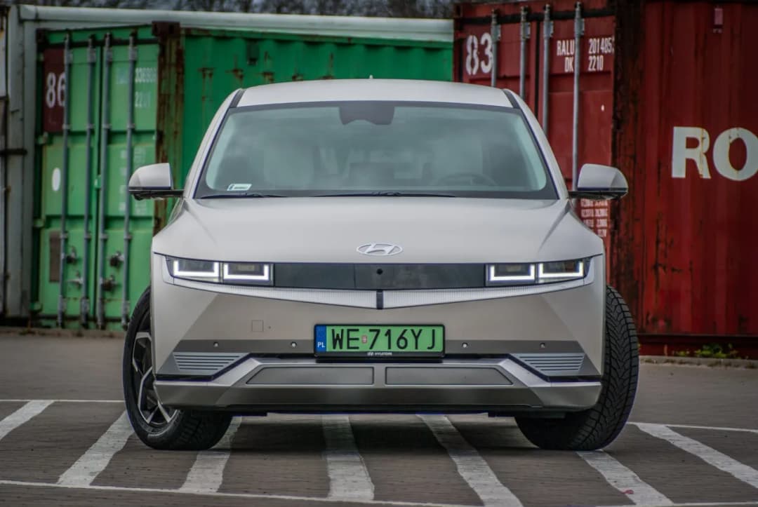 Jakie napięcie w samochodzie elektrycznym? Poznaj kluczowe różnice