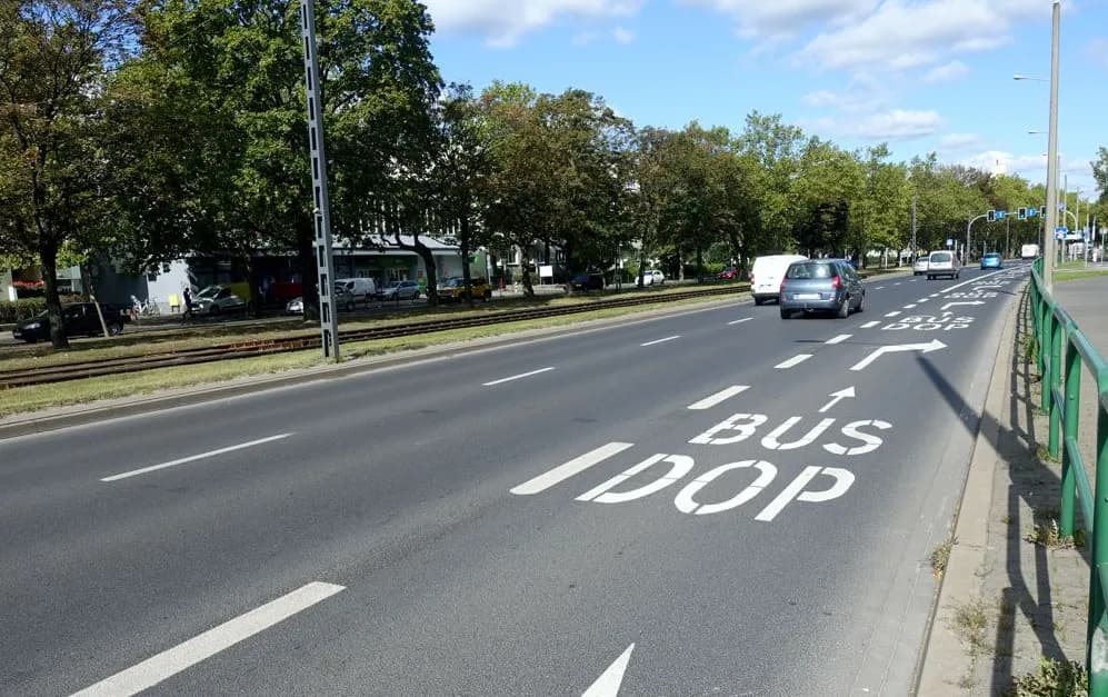 Czy samochody elektryczne mogą jeździć buspasem? Sprawdź przepisy i zasady