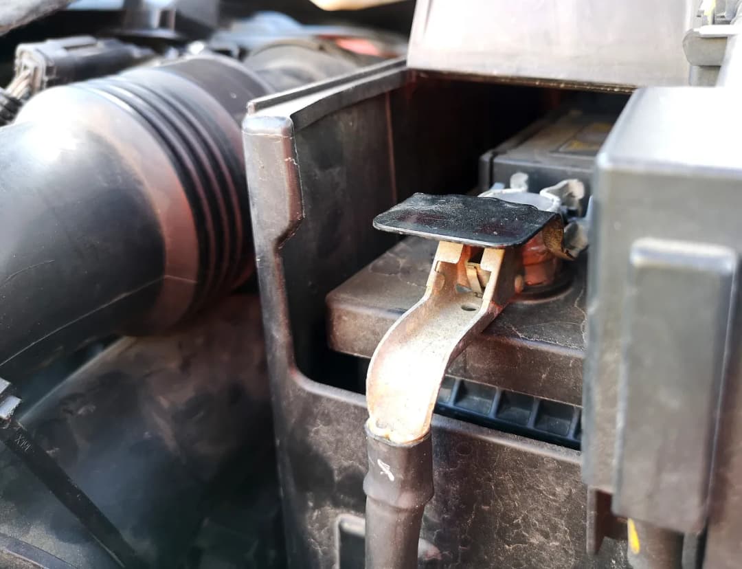 Brak masy w samochodzie objawy - jak uniknąć poważnych problemów