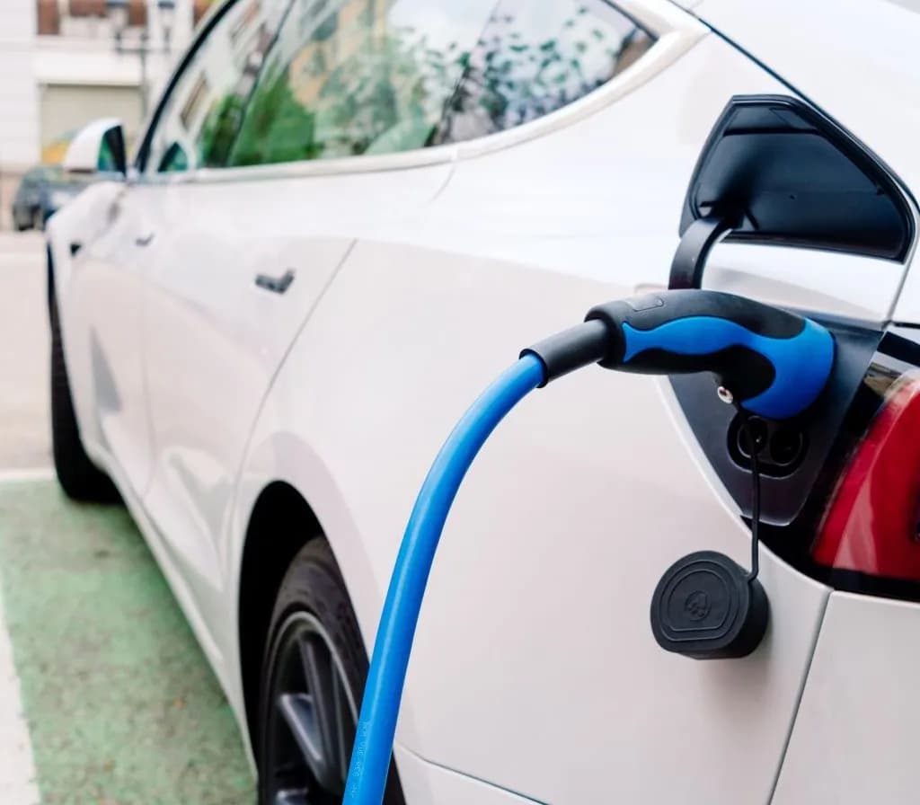 Ile kosztuje 100 km samochodem elektrycznym? Sprawdź, jak zaoszczędzić