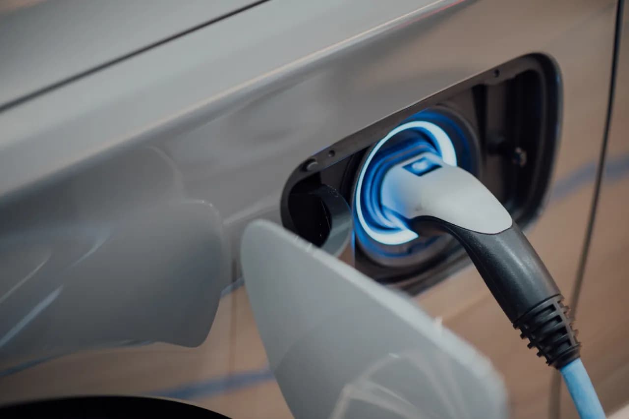 Ile kosztuje ładowanie samochodu elektrycznego w domu? Sprawdź, jak zaoszczędzić
