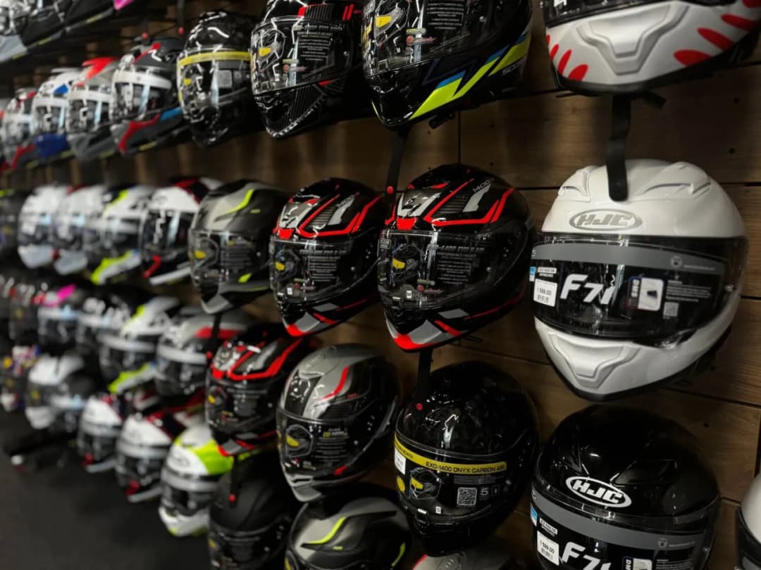 Najlepsze kaski motocyklowe do 1500 zł – wybierz bezpiecznie i komfortowo