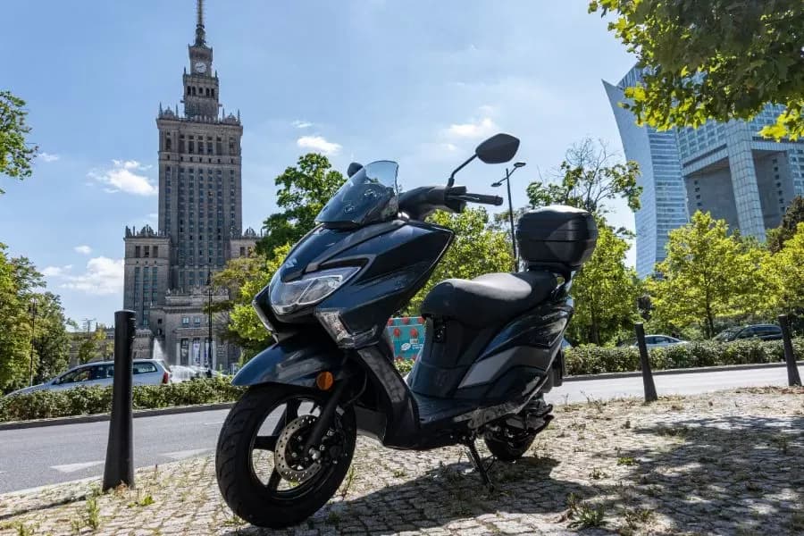Czy motorower jest pojazdem silnikowym? Poznaj ważne przepisy prawne