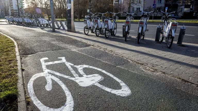 Czy motorowerem można jeździć po ścieżce rowerowej? Sprawdź zasady!