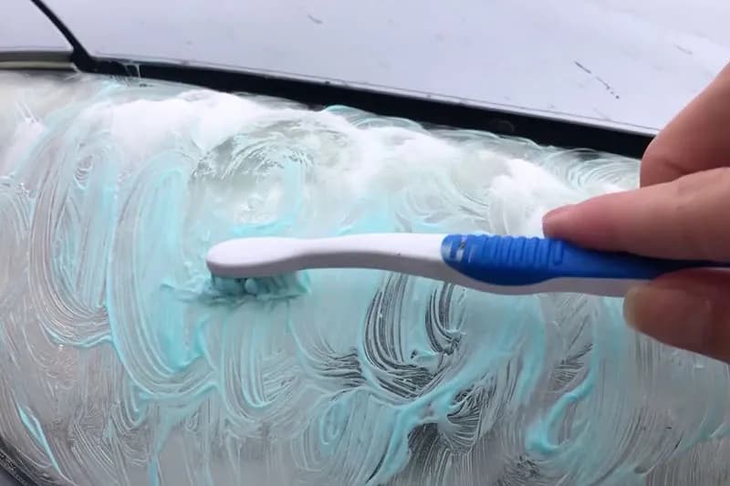 Jak wyczyścić lampy w samochodzie domowym sposobem i uniknąć zmatowienia