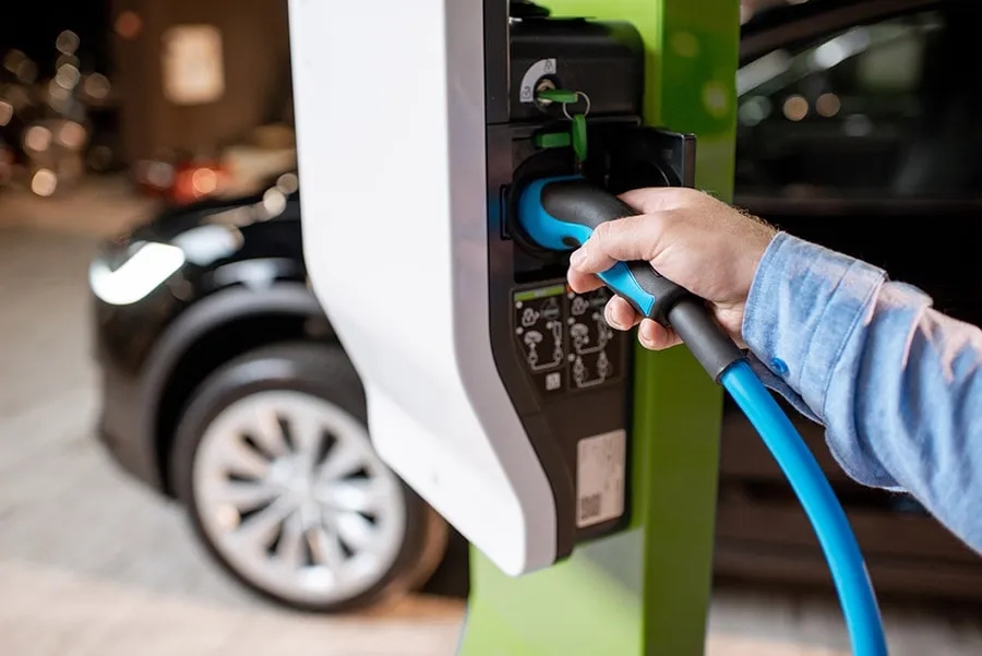 Ile kosztuje ładowanie samochodu elektrycznego? Zaskakujące ceny i metody